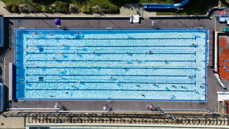 Lidé plavou v Banbury Lido ve Woodgreen Leisure Center v Oxfordshire. Obrázek souboru: PA