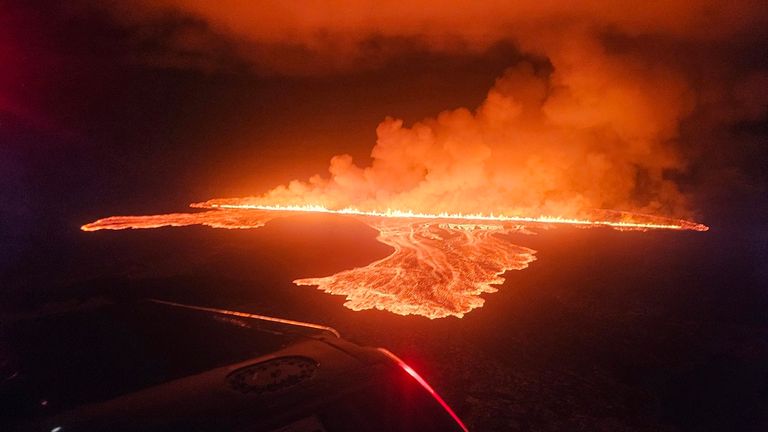 Tato fotografie poskytnutá civilní ochranou na Islandu ukazuje novou sopečnou erupci, která začala na poloostrově Reykjanes na Islandu, ve středu 20. listopadu 2024. (Civilní ochrana na Islandu prostřednictvím AP)