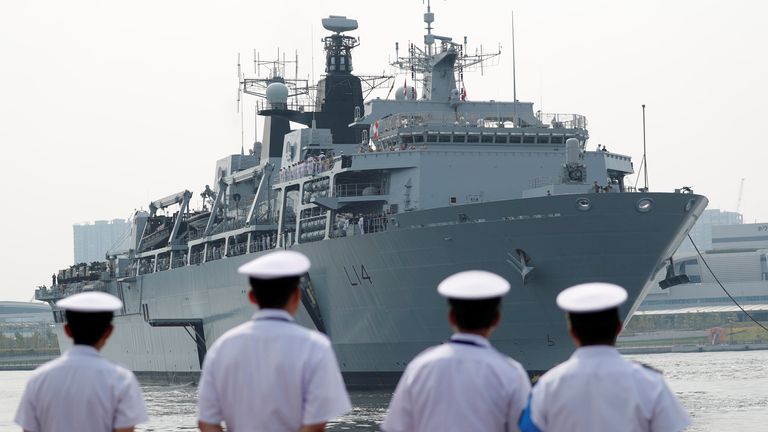 HMS Albion, obojživelná útočná loď britského královského námořnictva, připlouvá na Harumi Pier v Tokiu, Japonsko 3. srpna 2018. REUTERS/Toru Hanai