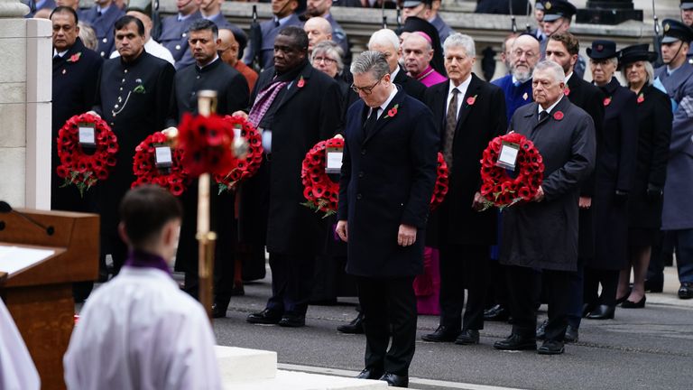 Premiér Sir Keir Starmer pokládá věnec během nedělní vzpomínkové bohoslužby v Cenotafu v Londýně. Datum snímku: neděle 10. listopadu 2024.