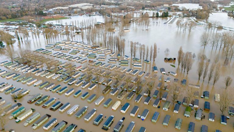 Zatopené karavany v Billing Aquadrome Holiday Park poblíž Northamptonu, Northamptonshire. Bouře Bert bude i nadále přinášet poruchy do pondělí poté, co způsobily přívalové lijáky "zničující" povodně o víkendu. Datum snímku: pondělí 25. listopadu 2024. PA Foto. Viz příběh PA POČASÍ Berte. Fotografický kredit by měl znít: Jordan Pettitt/PA Wire