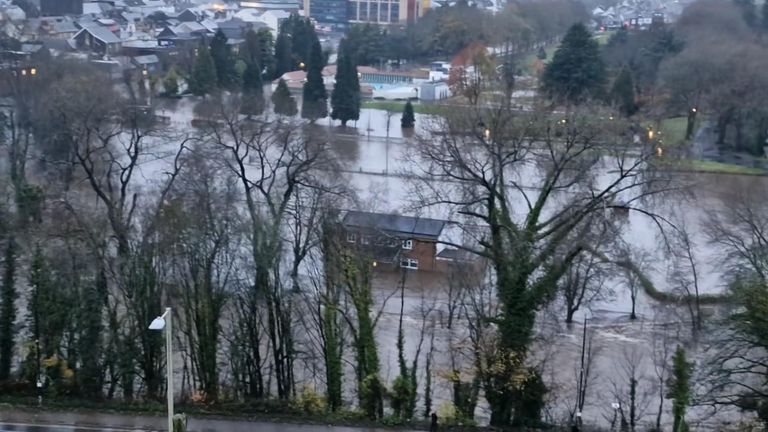 Nejnovější Storm Bert: Velkou Británii zasáhne silný déšť a vítr o rychlosti 65 mph, protože Met Office varuje komunity, které by mohly být odříznuty povodněmi