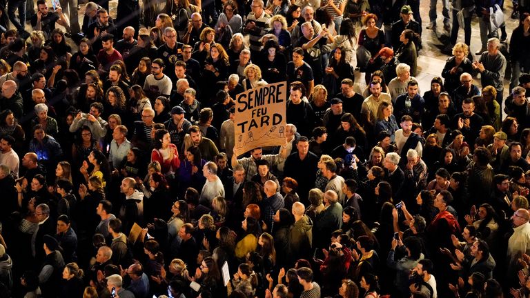 Demonstrující drží transparent s nápisem "Vždycky chodíš pozdě" jako občanské skupiny a odbory protestují proti řízení nouzové reakce na smrtící záplavy ve východním Španělsku, ve Valencii, Španělsko, 9. listopadu 2024. REUTERS/Ana Beltran