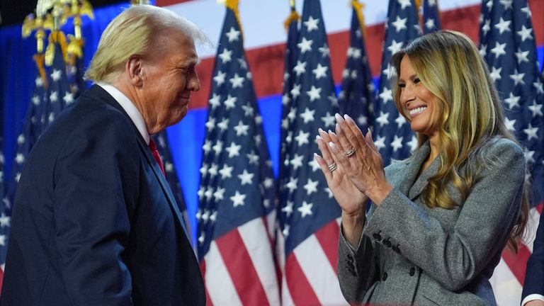 Republikánský kandidát na prezidenta Donald Trump se usmívá na bývalou první dámu Melanii Trumpovou na volební noční hlídce v Palm Beach Convention Center ve středu 6. listopadu 2024 ve West Palm Beach na Floridě (AP Photo/Evan Vucci)