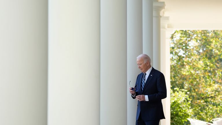 Prezident Joe Biden jde promluvit v Růžové zahradě Bílého domu ve Washingtonu, čtvrtek 7. listopadu 2024. (AP Photo/Mark Schiefelbein)