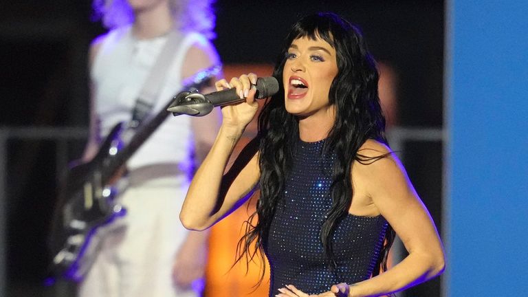 Katy Perry vystupuje po vystoupení kandidátky na prezidenta Kamaly Harrisové na předvolebním shromáždění v Carrie vysokých pecích v Pittsburghu, pondělí 4. listopadu 2024. (AP Photo/Gene J. Puskar)