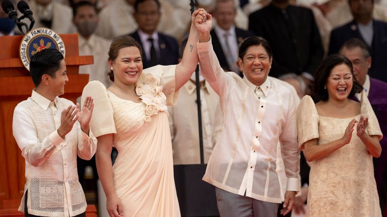 Nově zvolená viceprezidentka Sara Duterte zvedá ruku nově zvoleného prezidenta Ferdinanda "Bongbong" Marcos Jr., po boku první dámy Louise Araneta-Marcos a jejich syna Sandro Marcose během inauguračního ceremoniálu v Národním muzeu v Manile na Filipínách, 30. června 2022. REUTERS/Eloisa Lopez