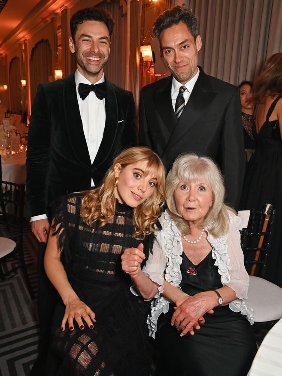 Ve směru hodinových ručiček zleva nahoře: Aidan Turner, Alex Hassell, Dame Jilly Cooper a Bella Maclean na předávání cen žen roku 2024 Harper's Bazaar Women of the Year, pořádaném ve spolupráci s The Platinum Card společností American Express, v hotelu Claridges dne 5. listopadu 2024 v Londýně, Anglie. ..Foto Dave Benett                                    