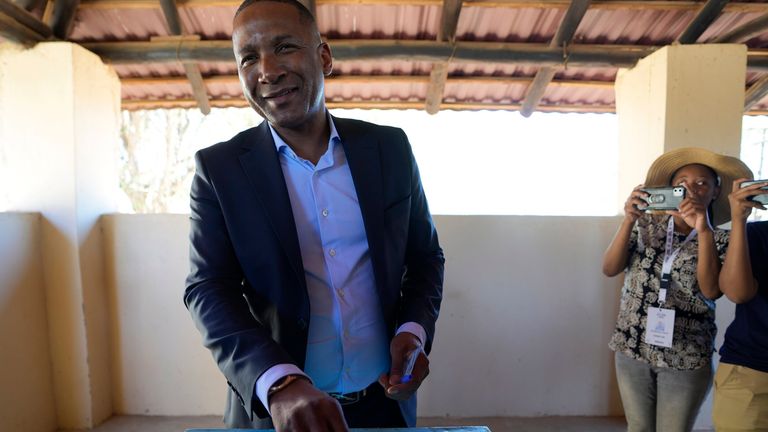 Prezidentský kandidát Umbrella for Democratic Change (UDC) Duma Boko odevzdal svůj hlas během voleb v Gaborone, Botswana, ve středu 30. října 2024. (AP Photo/Themba Hadebe)