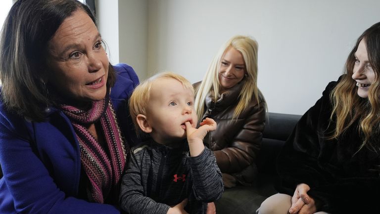 Prezidentka Sinn Fein Mary Lou McDonald (vlevo) s uživateli služeb Ace Gilbertem (2), jeho matkou Chloe Gilbert (uprostřed) a babičkou Lisou Gilbert (vpravo) během návštěvy Blanchardstown Center for Independent Living v Mulhuddartu v Dublinu před všeobecnými volbami dne 29. listopadu Datum snímku: Středa 20. listopadu 2024.