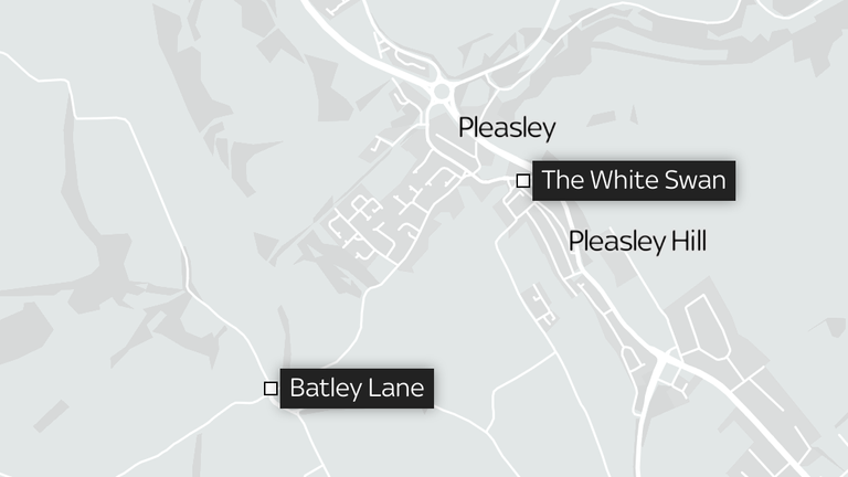 Batley Lane, místo havárie elektrokola v Pleasley dne 26. 11. 2024, která zabila Alana Armstronga. Bílá labuť PH je místo, kde se nachází CCTV obraz ženy, kterou hledá policie. https://www.derbyshire.police.uk/news/derbyshire/news/appeals/north/2024/november/pleasley-murder-urgent-appeal-to-help-identify-woman/