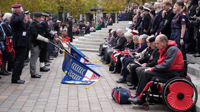 Vojenští veteráni během minuty ticha během nedělní vzpomínkové bohoslužby na Guildhall Square v Portsmouthu.