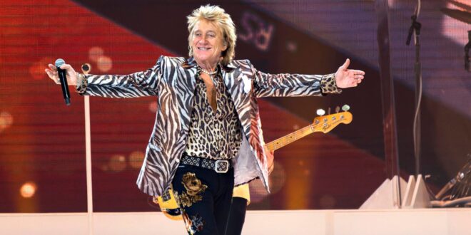 Rod Stewart bude hrát legendární slot Glastonbury | Ents & Arts News