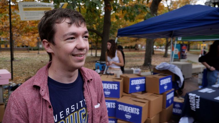 Alec Hughes, spolupředseda College Democrats na University of Michigan, říká, že hlasování „zatím šlo skvěle“