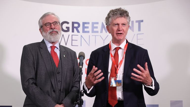 Bývalý prezident Sinn Fein Gerry Adams a labouristický poradce Jonathan Powell. Obrázek: PA