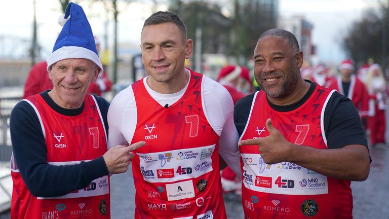 Kevin Sinfield s Peterem Reidem (vlevo), Johnem Barnesem (vpravo) před tím, než zahájí svou nejnovější fundraisingovou výzvu, Running Home For Christmas, na každoroční charitativní akci Liverpool Santa Dash. Datum snímku: neděle 1. prosince 2024. Peter Byrne/PA Wire