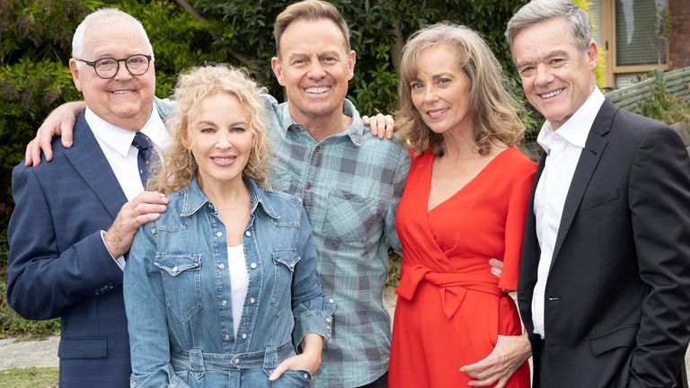 Ian Smith, Kylie Minogue, Jason Donovan, Annie Jones a Stefan Dennis. Obrázek: Fremantle/Kanál 5