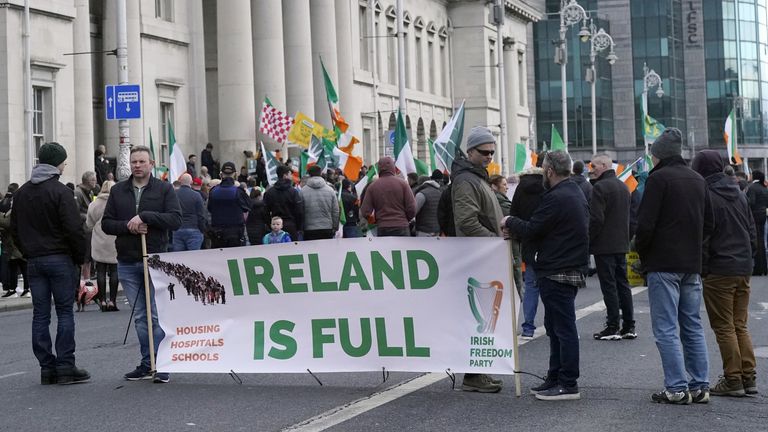 Soubor pic: Niall Carson / demonstranti z PA se účastní shromáždění proti uprchlíkům Irsko říká, že před budovou Custom House v Dublinu není. Datum obrázku: pondělí 5. února 2024. Číst méně Autor: Niall Carson/PA Wire/PA Images