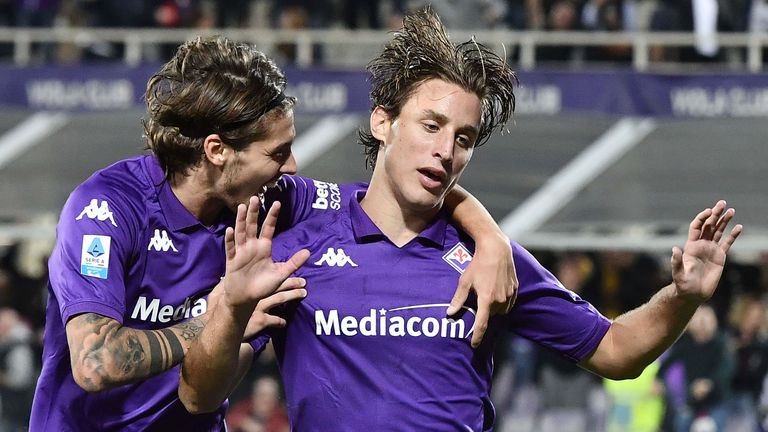 Edoardo Bove z Fiorentiny, vpravo, slaví po vstřelení gólu během fotbalového zápasu italské Serie A mezi Fiorentinou a Římem na Stadio Artemio Franchi ve Florencii, Itálie, neděle 27. října 2024. (LaPresse přes AP)