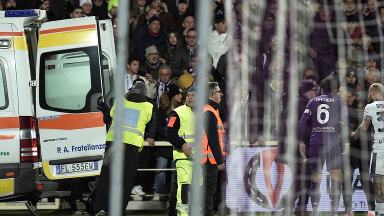 Sanitka vjíždí na hřiště, když Edoardo Bove z Fiorentiny, zraněný, je obklopen hráči během fotbalového zápasu Serie A mezi Fiorentinou a Interem na stadionu Artemio Franchi ve Florencii, Itálie, neděle 1. prosince 2024. Zápas byl přerušen a nakonec odložen protože zranění se zdála být vážná. (Massimo Paolone/LaPresse přes AP)