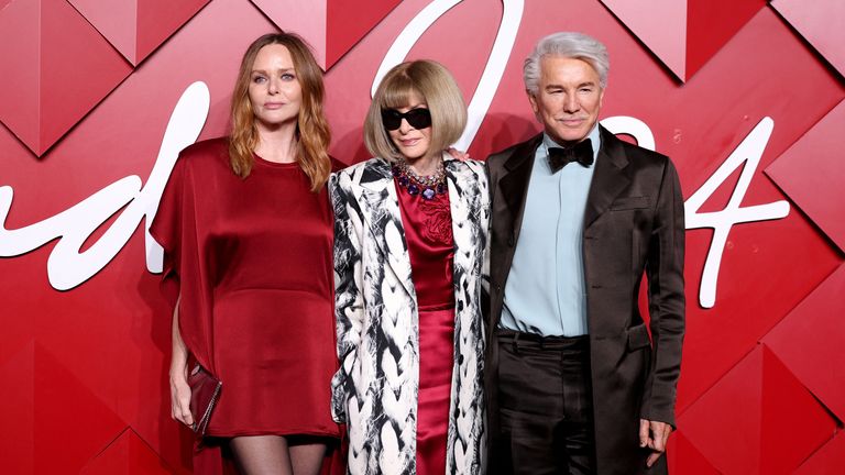 Stella McCartney, Anna Wintour a Baz Luhrmann pózují na červeném koberci The Fashion Awards 2024 v Royal Albert Hall v Londýně ve Velké Británii.