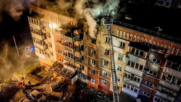 Pohled z dronu ukazuje bytový dům zasažený náletem ruského dronu uprostřed ruského útoku na Ukrajinu v Ternopilu na Ukrajině 2. prosince 2024. Tisková služba Státní pohotovostní služby Ukrajiny v Ternopilské oblasti/Handout přes REUTERS POZOR REDAKCI - TENTO OBRÁZEK BYLO DODÁNO TŘETÍ STRANA. TPX OBRÁZKY DNE