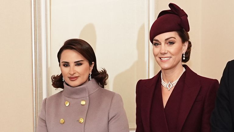 Princezna z Walesu (vpravo) zdraví Sheikha Jawaher, manželku katarského emíra Sheikh Tamim bin Hamad Al Thani, v Londýně jménem krále před slavnostním přivítáním na Horse Guards Parade na jejich státní návštěvě Spojeného království. Datum snímku: úterý 3. prosince 2024. PA Foto. Viz příběh PA ROYAL Qatar. Fotografický kredit by měl znít: Aaron Chown/PA Wire