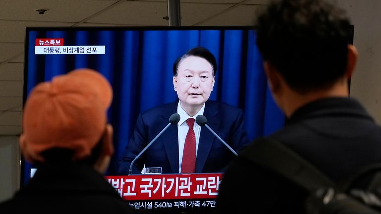 Lidé sledují televizní projev jihokorejského prezidenta Yoon Suk Yeola na autobusovém terminálu v jihokorejském Soulu.  Obrázek: AP