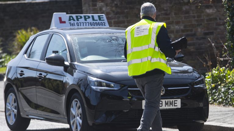 Instruktor autoškoly jede zahájit test v Brentwoodu v Essexu, kde byly zkoušky obnoveny podle nejnovějšího uvolnění omezení blokování. Řidičské testy byly od začátku ledna pozastaveny v celém Spojeném království, ale dnes byly znovu zahájeny v Anglii a Walesu. Datum fotografie: čtvrtek 22. dubna 2021.