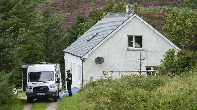 Policie na místě incidentu v Tarskavaig, vesnici crofting na západním pobřeží Sleat na Isle of Skye ve Skotsku. Skotská policie uvedla, že policisté byli původně povoláni do oblasti Tarskavaig na Skye ve středu krátce před devátou hodinou ráno poté, co bylo nahlášeno, že 32letá žena byla vážně zraněna na pozemku. Od té doby byla převezena k ošetření do Fakultní nemocnice královny Alžběty v Glasgow. Datum snímku: čtvrtek 11. srpna 2022.