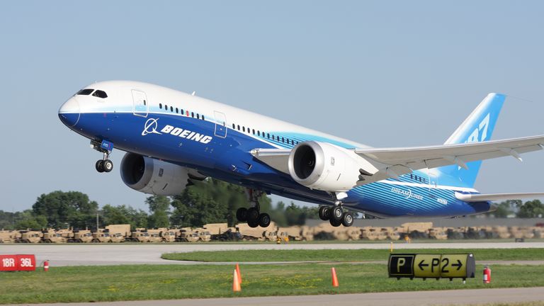 Boeing 787 Dreamliner v továrním nátěru vzlétající během EAA Airventure 2011