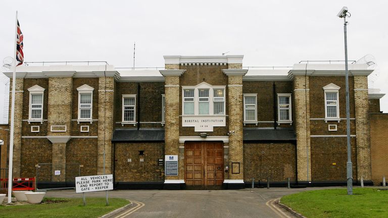 Souborová fotografie ze dne 28. 11. 07 u vchodu do HMP Rochester v Rochesteru, Kent. Vězni zablokovali mezery pod dveřmi svých cel lepenkou a ručníky, aby zabránili zamoření krysami v selhávající věznici, kterou hlídací pes zavedl do zvláštních opatření, uvádí zpráva. Datum vydání: úterý 12. listopadu 2024.