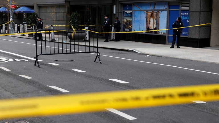 Policisté stojí poblíž místa, kde byl údajně zastřelen generální ředitel United Healthcare Brian Thompson v Midtown Manhattan.  Snímek: Reuters