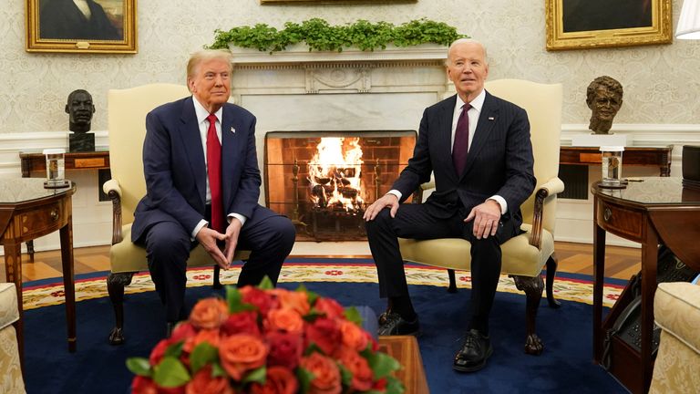 Americký prezident Joe Biden se setkal se zvoleným prezidentem Donaldem Trumpem v Oválné pracovně Bílého domu ve Washingtonu, USA, 13. listopadu 2024. REUTERS/Kevin Lamarque