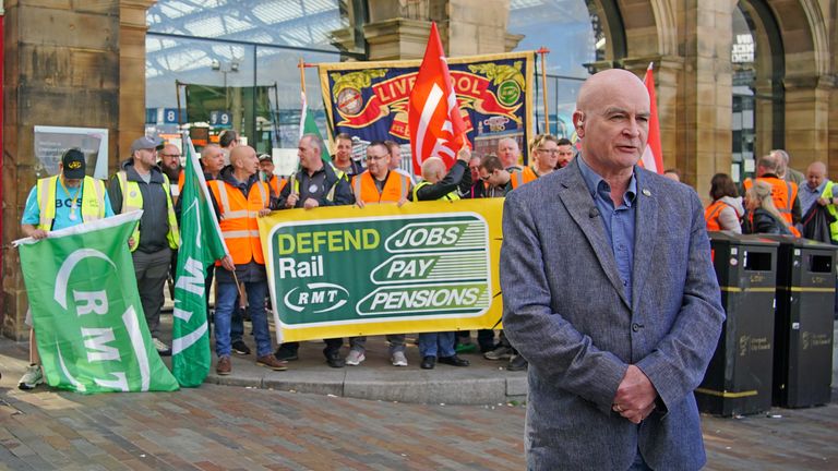 Generální tajemník RMT Mick Lynch se během stávky členů RMT připojuje k hlídce před stanicí Liverpool Lime Street