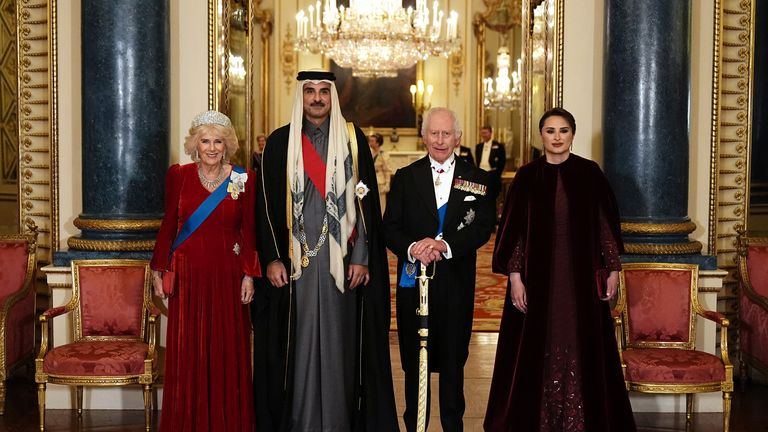 Král Charles a královna Camilla stojí před státní banketem s katarským emírem šejkem Tamim bin Hamad al-Thani a jeho manželkou Sheikha Jawaher. Snímek: Reuters