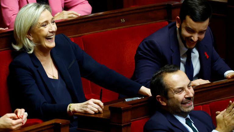 Marine Le Pen se směje během debaty o hlasování o nedůvěře. Snímek: Reuters