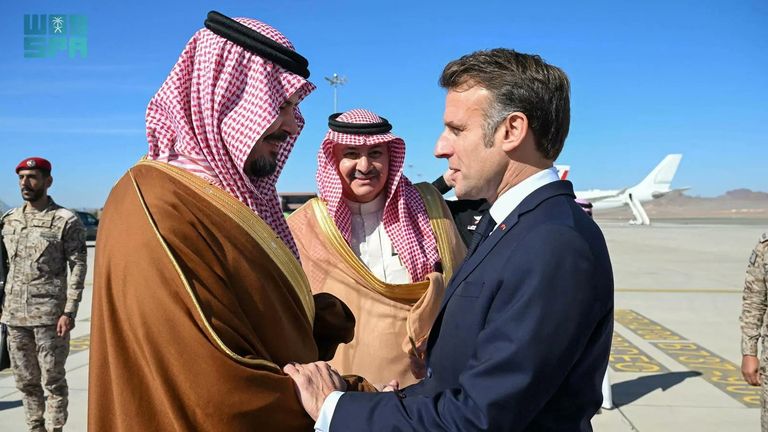 Emmanuel Macron, vpravo, v Saúdské Arábii v den hlasování o nedůvěře. Snímek: Reuters