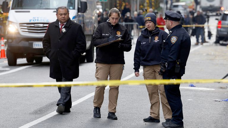 Policisté pracují poblíž místa, kde byl údajně zastřelen generální ředitel United Healthcare Brian Thompson.  Snímek: Reuters