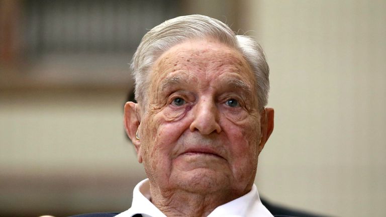 SOUBOR - George Soros, zakladatel a předseda Open Society Foundations, se dívá před slavnostním předáváním cen Josepha A. Schumpetera ve Vídni, Rakousko, pátek 21. června 2019. Hlavní filantropie, Open Society Foundations, vyčlenila 50 milionů dolarů na zvýšení občanské angažovanost mezi ženami a mládeží v příštích třech letech jako součást své strategie na podporu demokracie v USA (AP Photo/Ronald Zak, File)