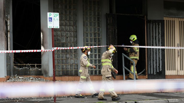 Hasiči v synagoze. Snímek: Reuters