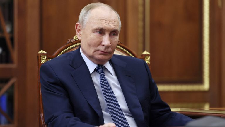 Vladimir Putin naslouchá během setkání v Moskvě. Snímek: Reuters
