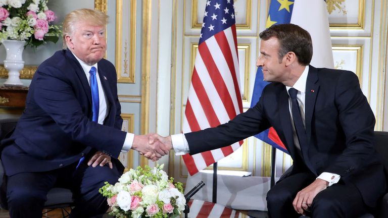 Donald Trump a francouzský prezident Emmanuel Macron si potřásají rukama během setkání v prefektuře Caen, na okraj oslav Dne D u příležitosti 75. výročí vylodění spojenců z druhé světové války ve francouzské Normandii. Ludovic Marin/Pool přes REUTERS