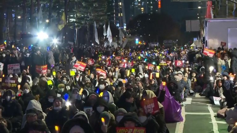 Jihokorejští demonstranti pokračovali v demonstracích v ulicích Soulu proti prezidentovi Yoon Suk Yeolovi.