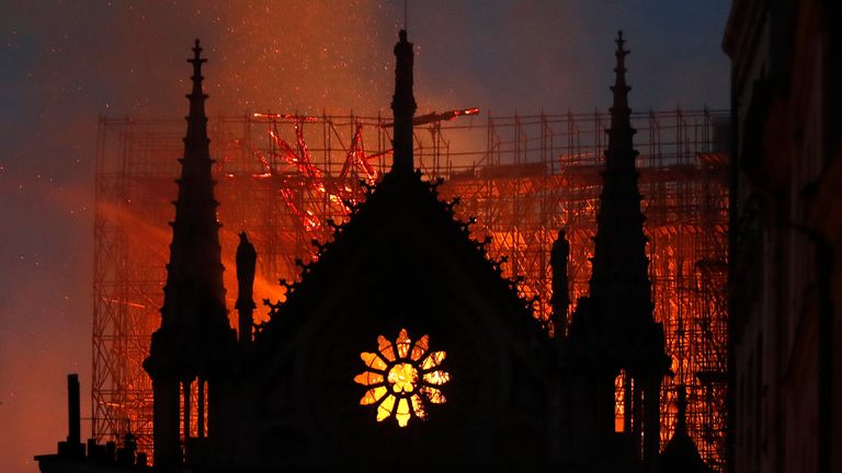 Dne 15. dubna 2019 se z katedrály Notre Dame, jak hoří v Paříži, zvedají fotografie, plameny a kouř. Katedrála stojí zmrzačená, zamčená v nebezpečné síti zkrouceného kovového lešení rok poté, co kataklyzmatický požár zničil její vnitřek, svrhl její slavnou věž a vyděsil svět. (AP Photo/Thibault Camus, soubor)