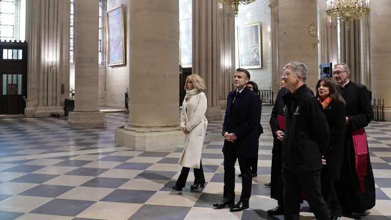 epa11747155 Francouzský prezident Emmanuel Macron (C) a první dáma Brigitte Macronová (L) během návštěvy katedrály Notre-Dame de Paris v Paříži, Francie, 29. listopadu 2024. Francouzský prezident Macron navštíví staveniště katedrály 29. listopadu, aby poděkoval dárci a lidé, kteří pracovali na obnově pomníku poté, co byl vážně poškozen požárem, který vypukl 15. 2019. Pařížská katedrála bude oficiálně slavnostně otevřena po téměř šesti letech renovačních prací dne 7.