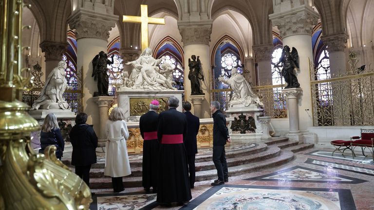 Francouzský prezident Emmanuel Macron a první dáma Brigitte Macronová během návštěvy katedrály Notre-Dame de Paris v Paříži, Francie, 29. listopadu 2024. Francouzský prezident Macron navštíví staveniště katedrály 29. listopadu, aby poděkoval dárcům a lidem, kteří pracovali na znovu postavit památník poté, co byl vážně poškozen při požáru, který vypukl 15. dubna 2019. Pařížská katedrála bude oficiálně slavnostně otevřena po téměř šesti let renovačních prací dne 07. prosince 2024. CHRISTOPHE PE