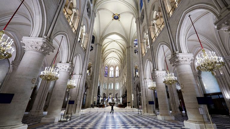 Pohled na hlavní loď katedrály Notre-Dame de Paris v Paříži, 29. listopadu 2024. Katedrála Notre-Dame má být znovu otevřena začátkem prosince 2024 s plánovaným víkendovým ceremoniálem 7. a 8. prosince 2024, pět let po požáru v roce 2019, který zpustošil památku světového dědictví a svrhl její věž. Na pětiletou obnovu, která stála stovky milionů eur, bylo mobilizováno asi 250 společností a stovky odborníků. STEPHANE DE SAKUTIN/Bazén přes REUTERS