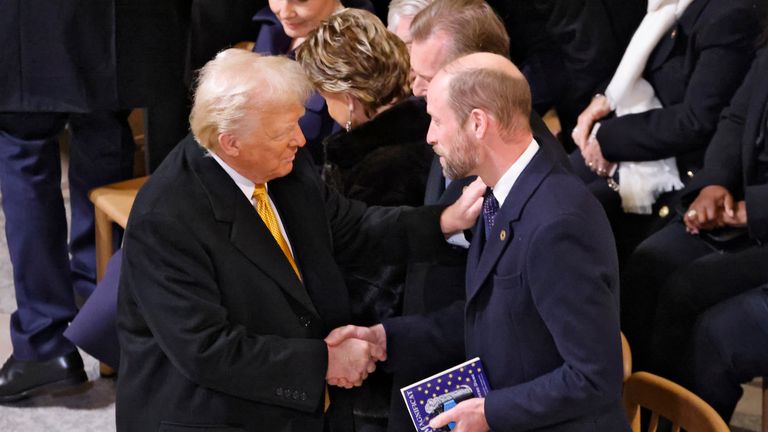 Zvolený prezident Donald Trump hovoří s britským princem Williamem, princem z Walesu v katedrále Notre Dame předtím, než francouzská ikonická katedrála poprvé oficiálně znovu otevře své dveře od ničivého požáru, který téměř zničil 861 let starou památku v roce 2019, v sobotu prosince. 7, 2024 v Paříži (Ludovic Marin, bazén přes AP)