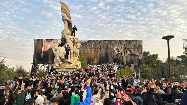 Lidé se scházejí na náměstí Saadallah al Jabiri v Aleppu, aby oslavili. Snímek: Reuters